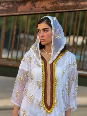 نمای نزدیک گلابتون و مرواریددوزی برجسته روی پارچه حریر سفید